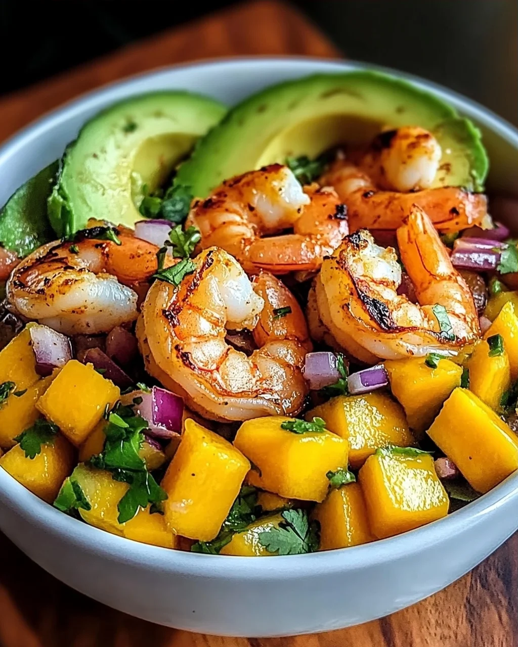 Garnelen- und Avocado-Schalen mit Mangosalsa genießen