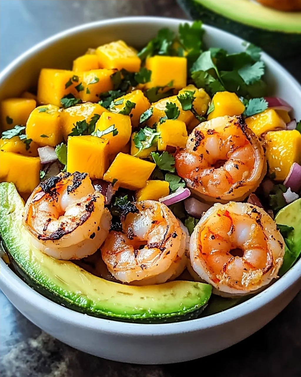 Garnelen- und Avocado-Schalen mit Mangosalsa genießen