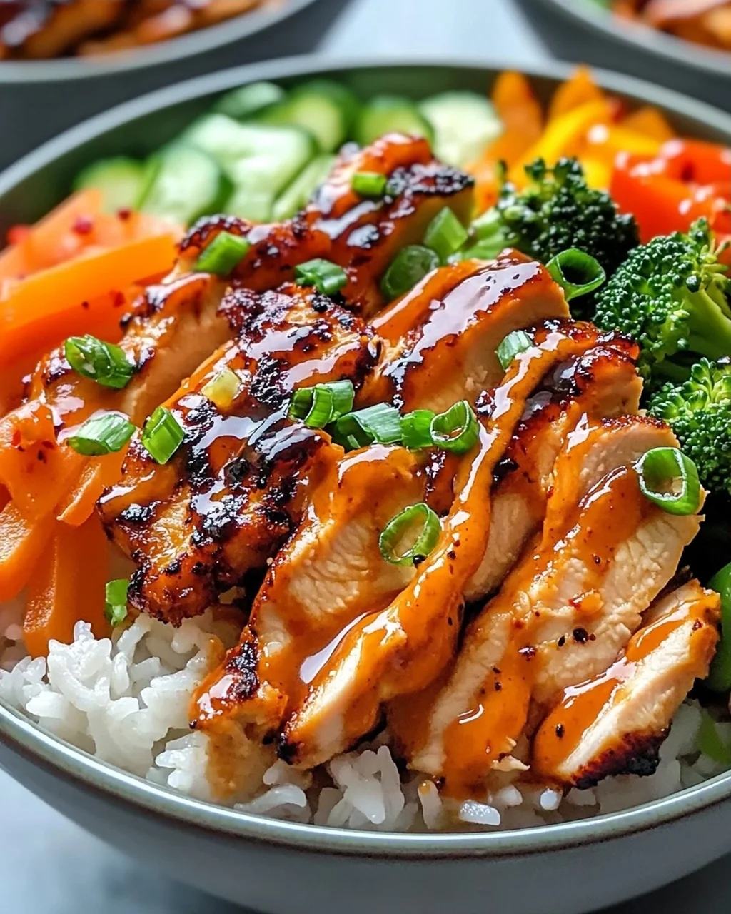 Korean BBQ Hähnchen-Bowls mit Gochujang Cream Sauce