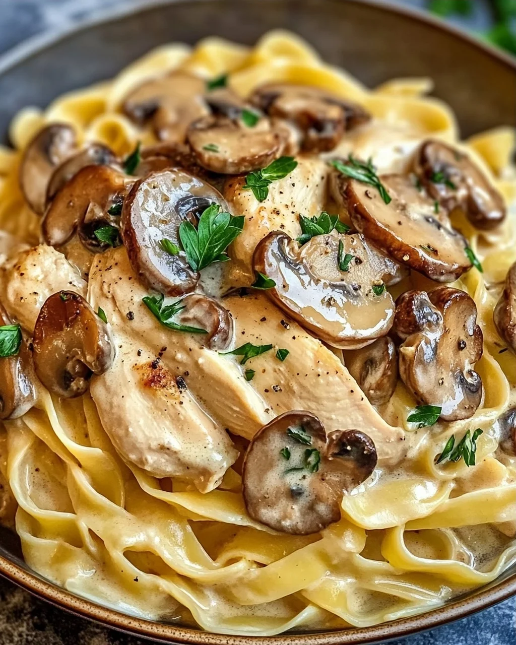 Tagliatelle mit Pilzen und Huhn in Sahnesoße