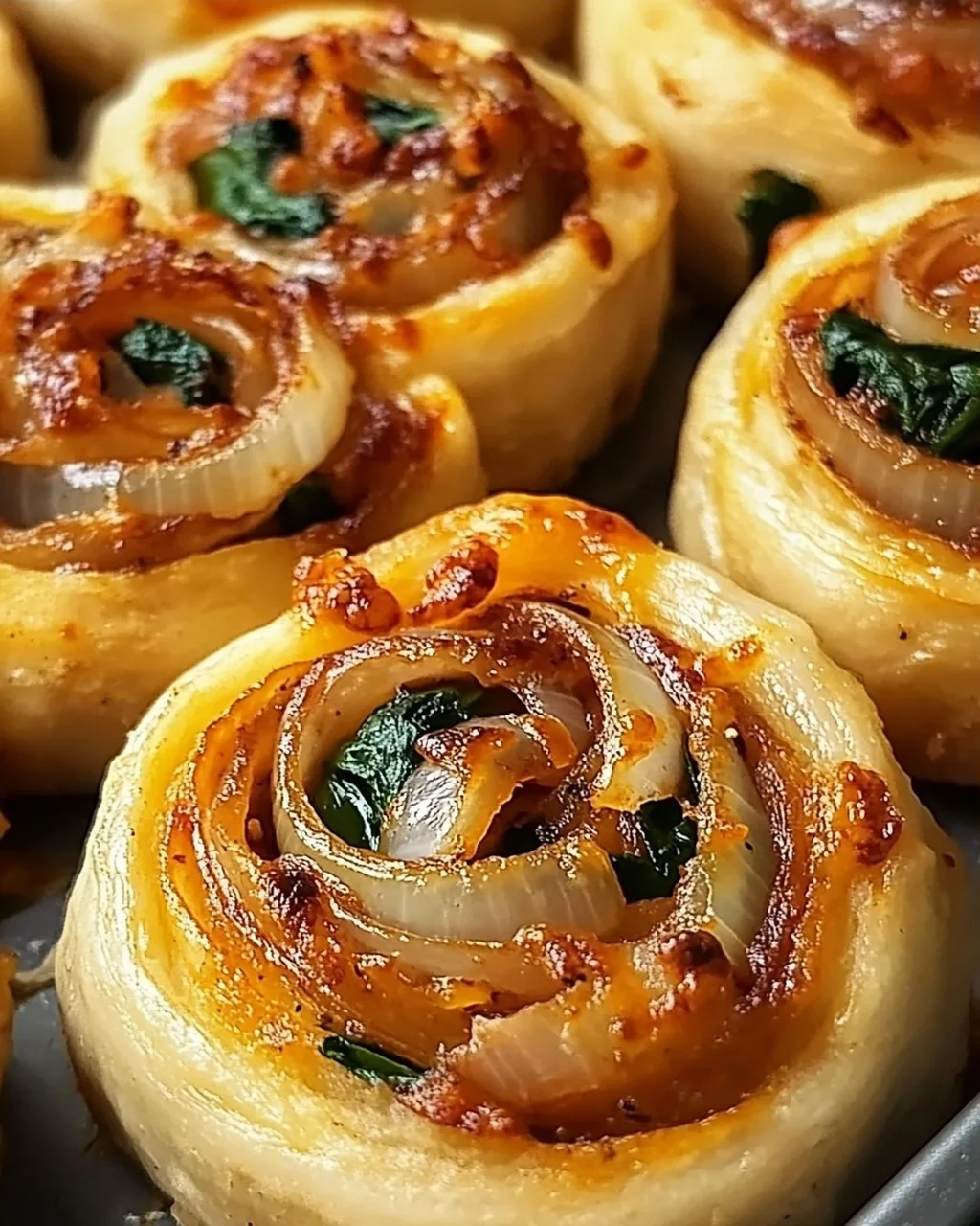 Vegane Pizza Rolls mit Karamellzwiebel & Spinat