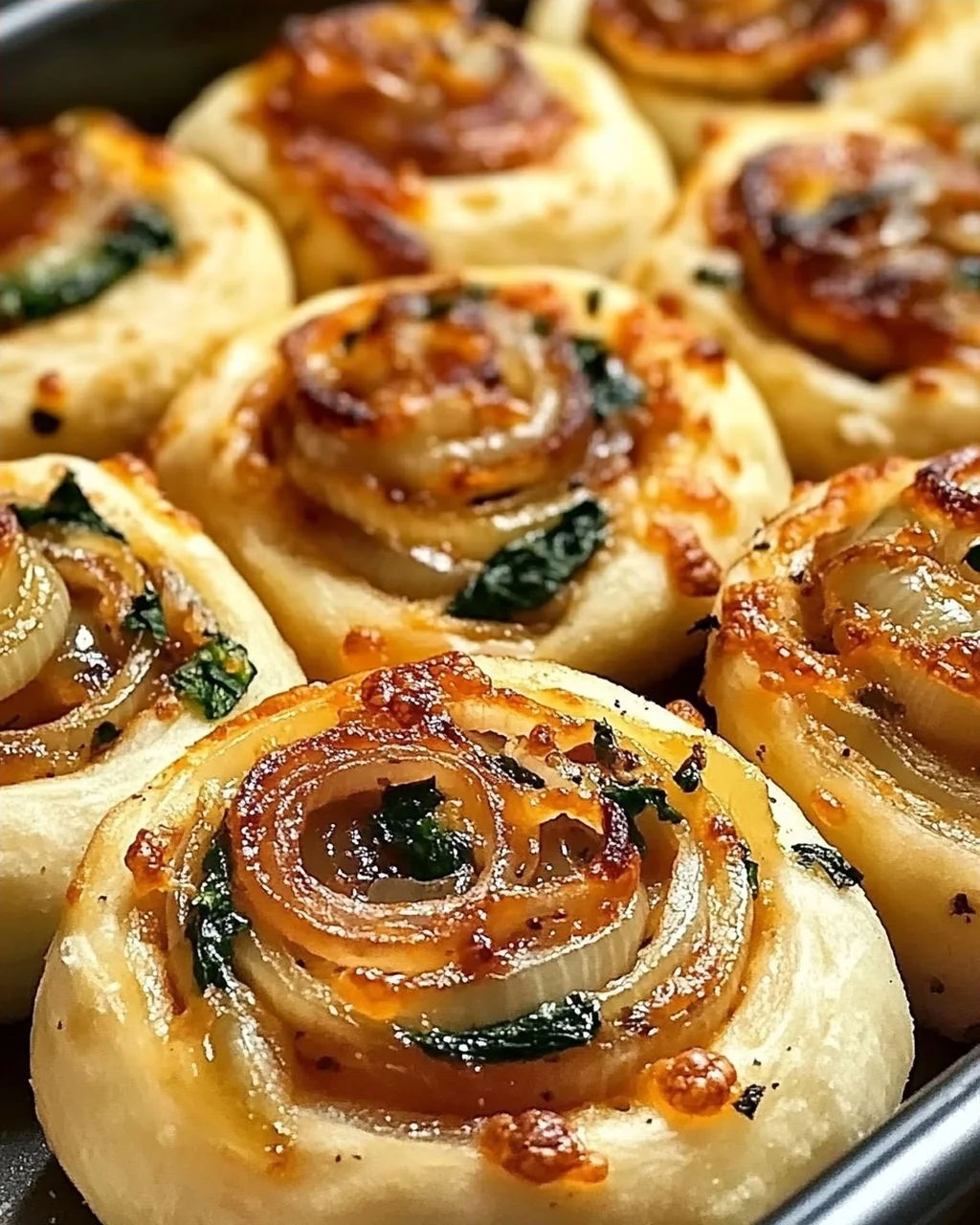 Vegane Pizza Rolls mit Karamellzwiebel & Spinat